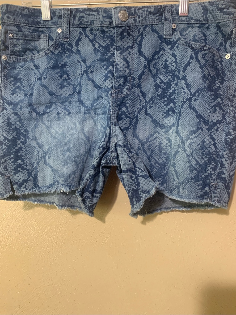 #31 Seven7 size 10 Blue Snake Print Denim Shorts NWT